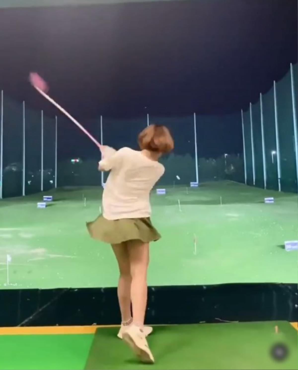 Diện váy ngắn cũn cỡn chơi golf, hotgirl Trâm Anh khiến người xem 'nóng mắt' Ảnh 2