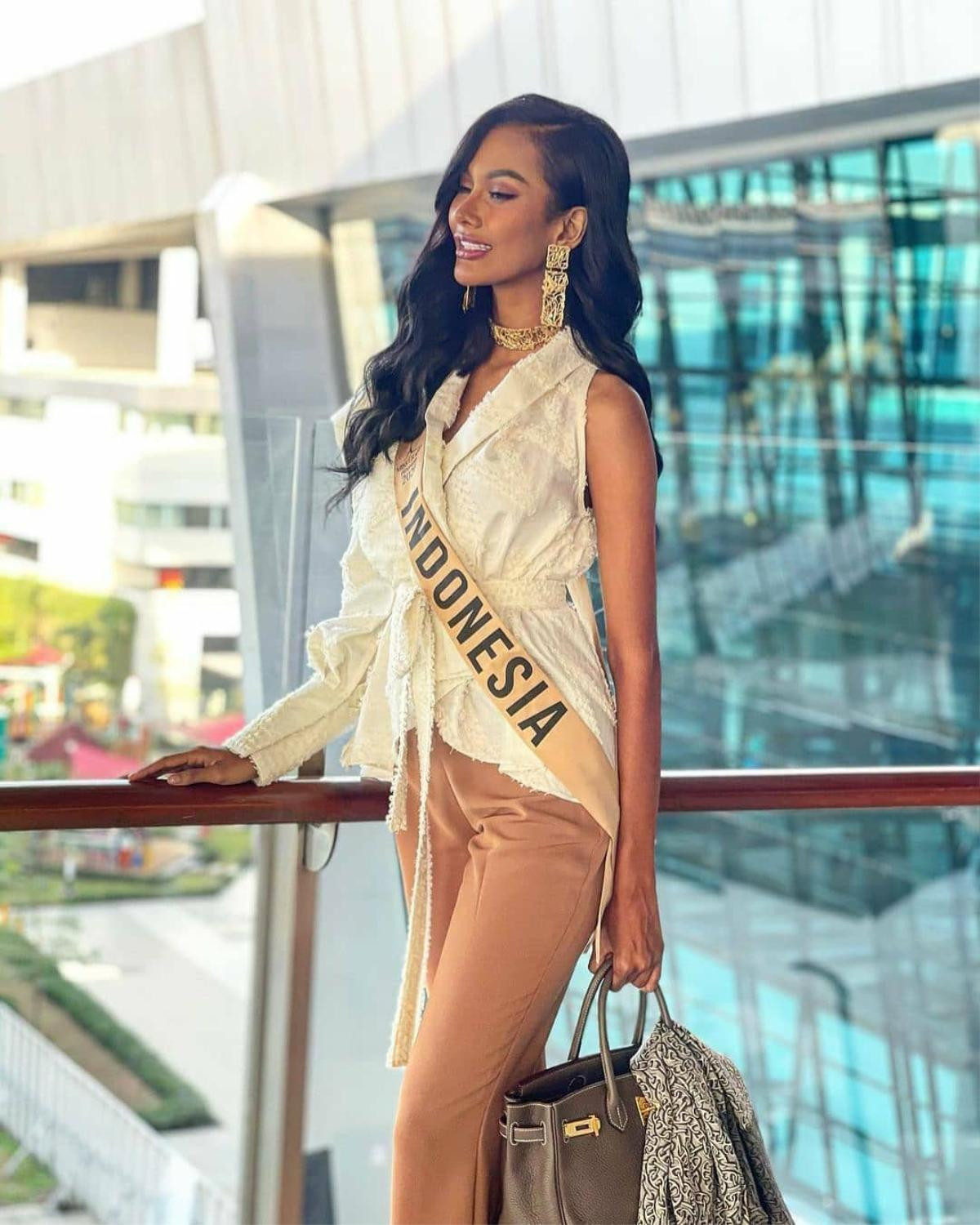 Ngọc Thảo đi ngay nước cờ của Miss Universe Catriona Gray, giật spotlight ở sân bay Thái Lan Ảnh 11