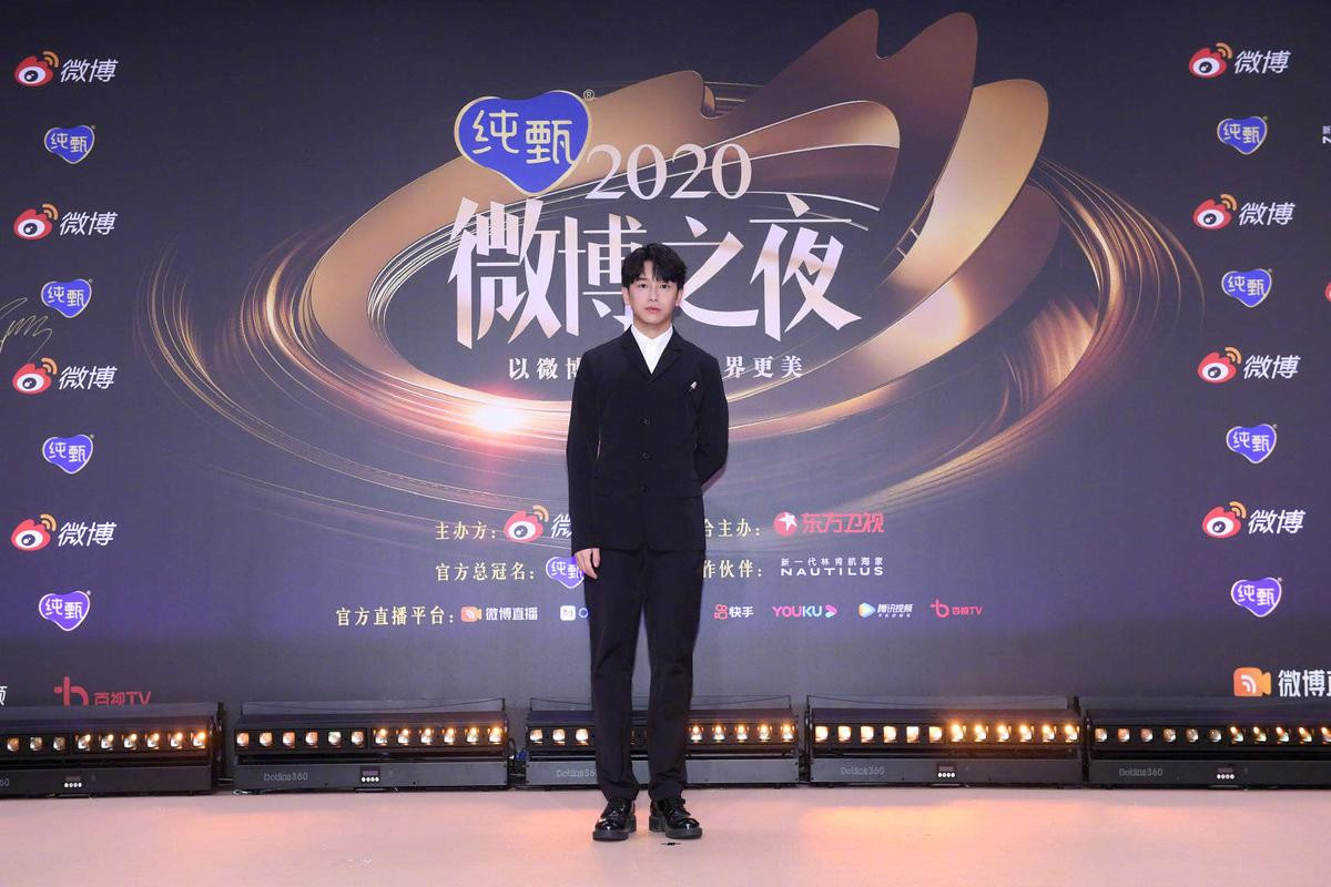 Thảm đỏ 'Đêm hội Weibo 2020': Tiêu Chiến - Vương Nhất Bác tái hợp, Vương Nhất Khải đọ sắc Ngô Diệc Phàm! Ảnh 39