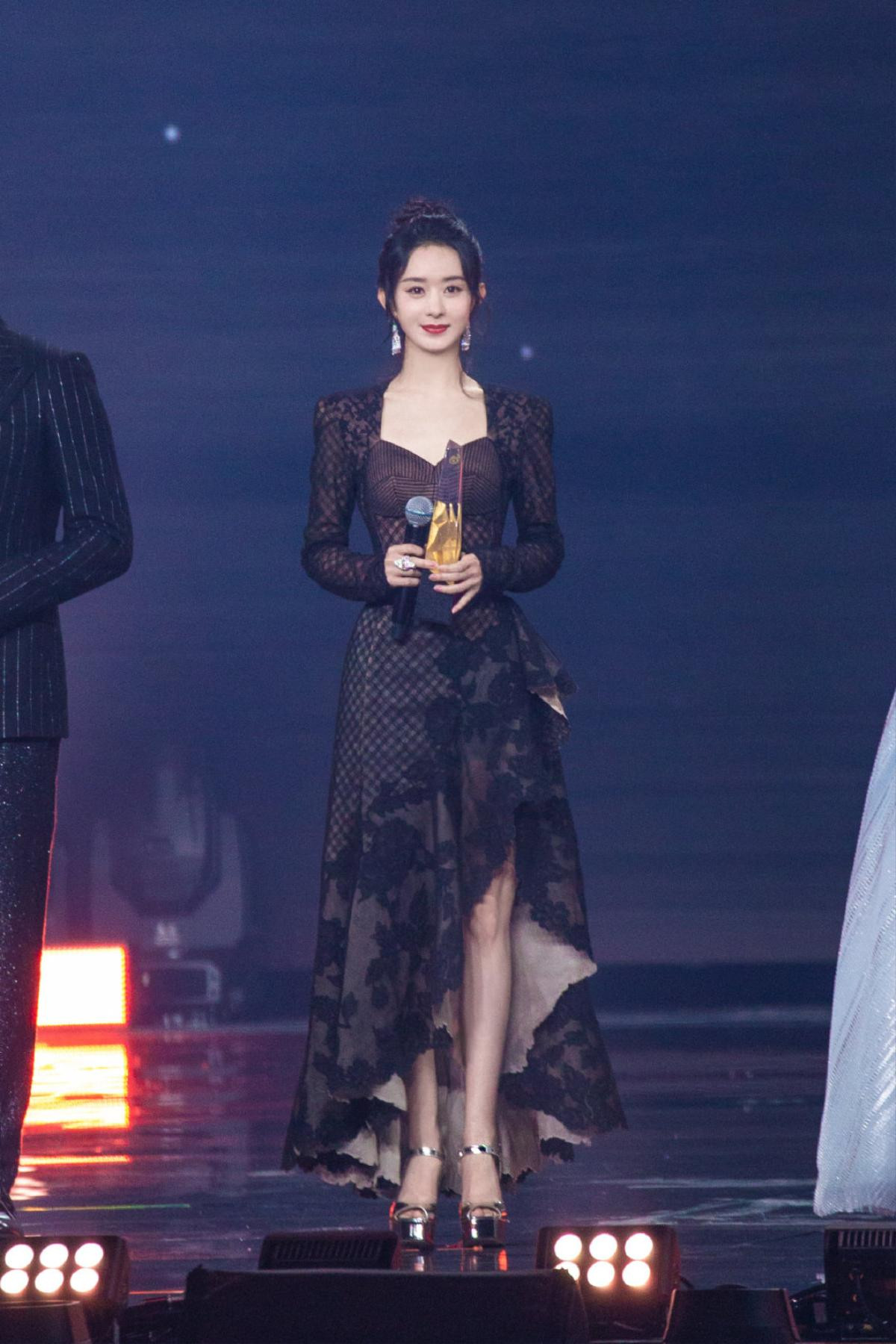 Hai 'nàng thơ' Dior Angelababy & Triệu Lệ Dĩnh so kè váy áo trên thảm đỏ Ảnh 10