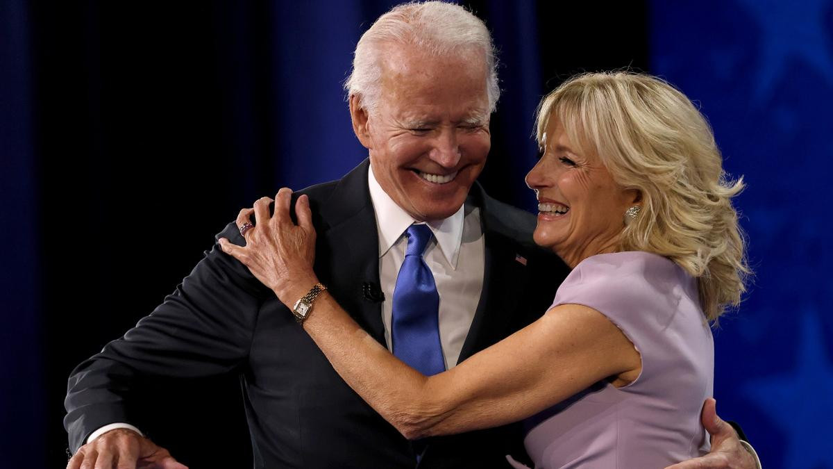 Jill Biden không hiểu tại sao dân Mỹ 'phát cuồng' vì chun buộc tóc của bà Ảnh 3