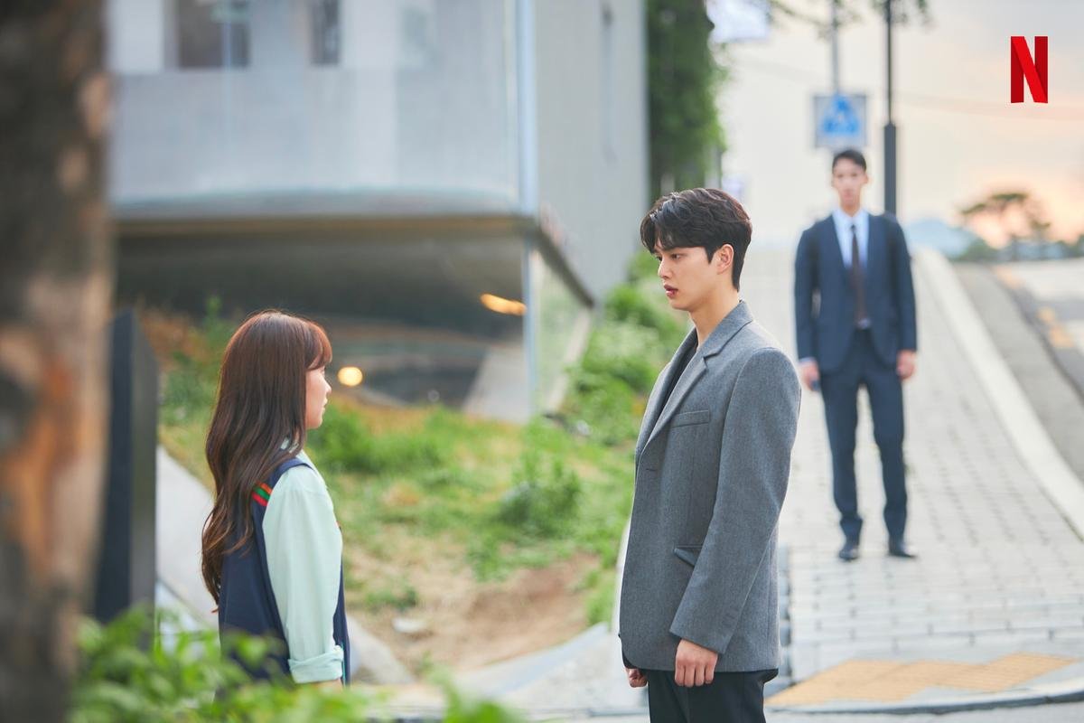 'Love Alarm 2': Song Kang 'chốt đơn' Kim So Hyun nhưng bị Jung Ga Ram đấm cho hộc máu mồm Ảnh 6