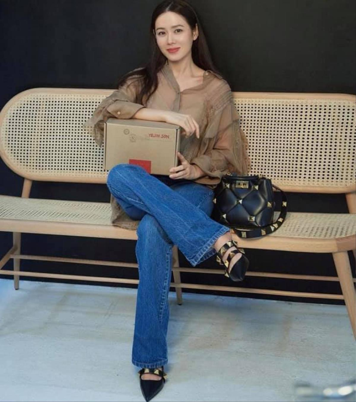 Chị đẹp Son Ye Jin lên đồ xinh đẹp 'ăn đứt' cả đại sứ Đường Yên khi dự show Valentino Ảnh 1