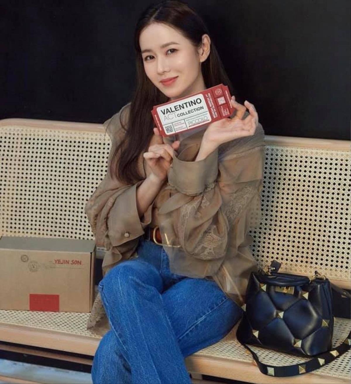 Chị đẹp Son Ye Jin lên đồ xinh đẹp 'ăn đứt' cả đại sứ Đường Yên khi dự show Valentino Ảnh 2