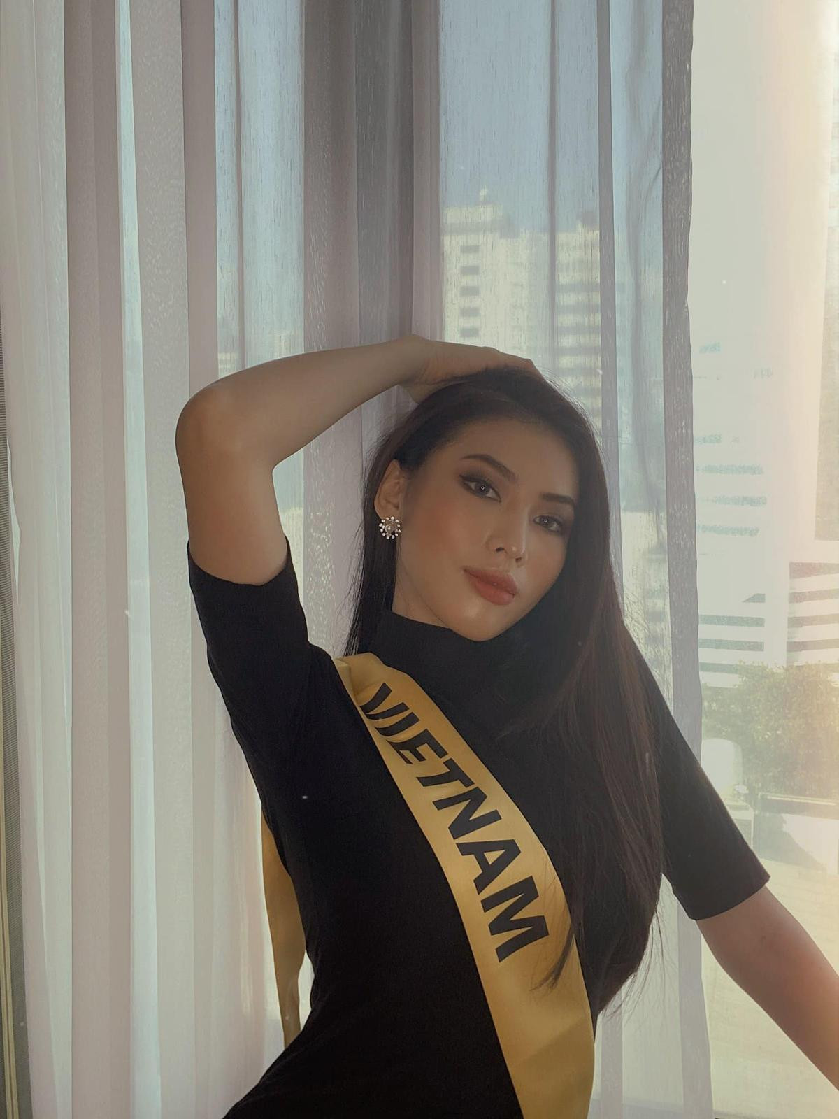 Khoe sash Miss Grand, Á hậu Ngọc Thảo diện set đồ tối giản, tiết chế phụ kiện vẫn xinh đẹp rạng rỡ Ảnh 2