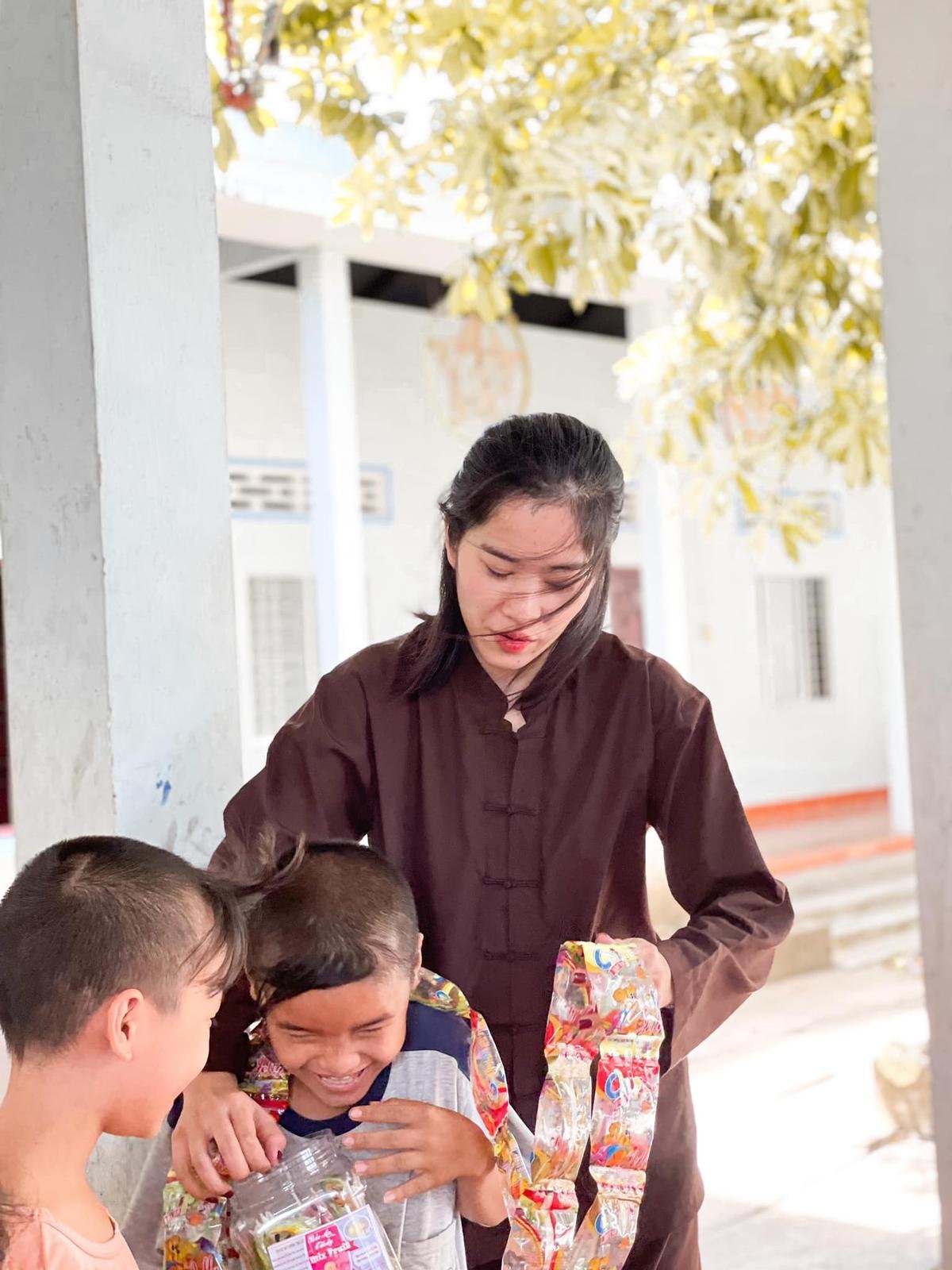 Sau ồn ào chia tay Lãnh Thanh, Nam Em đẹp trong trẻo, mặc giản dị làm từ thiện Ảnh 12