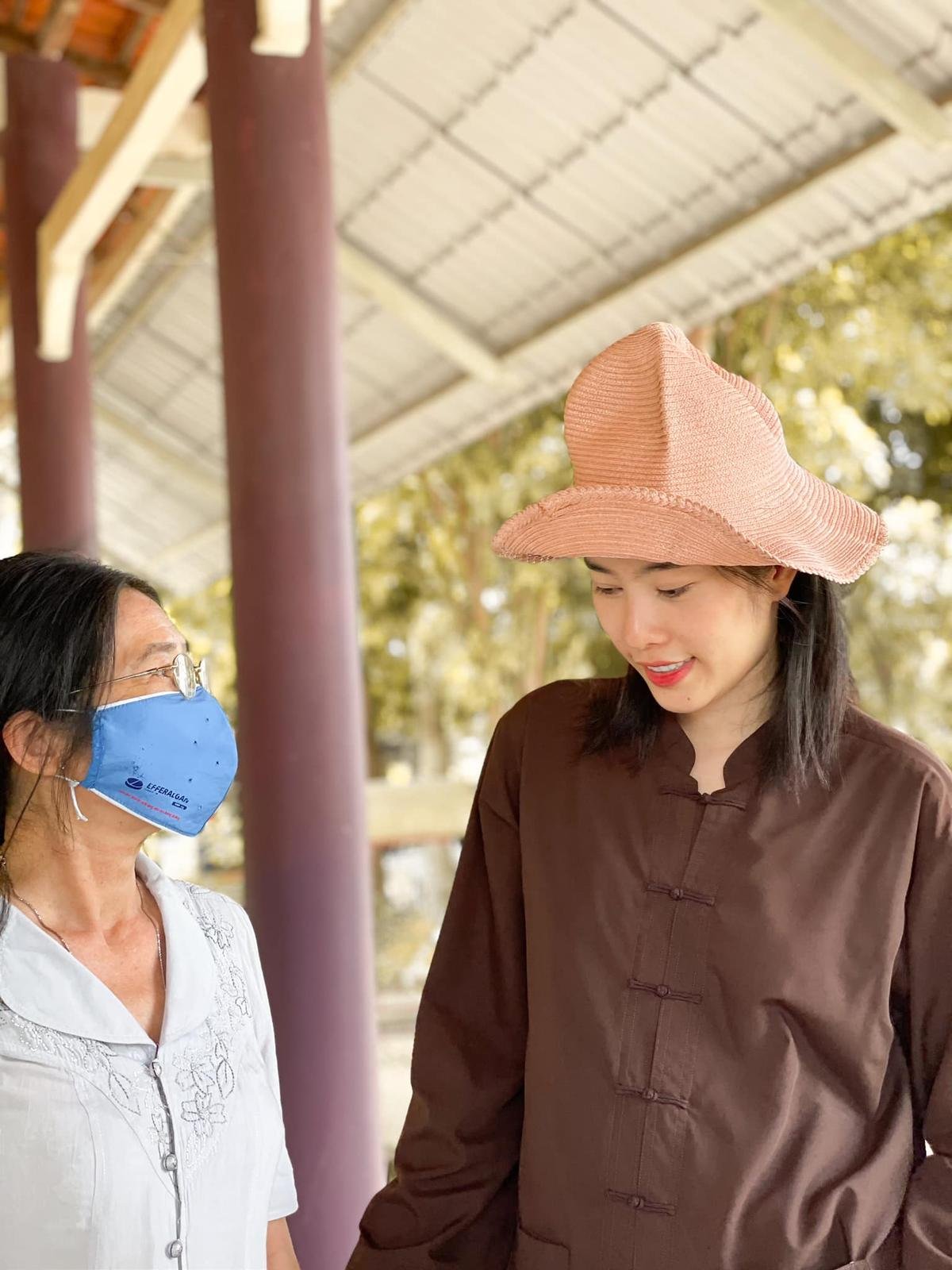 Sau ồn ào chia tay Lãnh Thanh, Nam Em đẹp trong trẻo, mặc giản dị làm từ thiện Ảnh 11