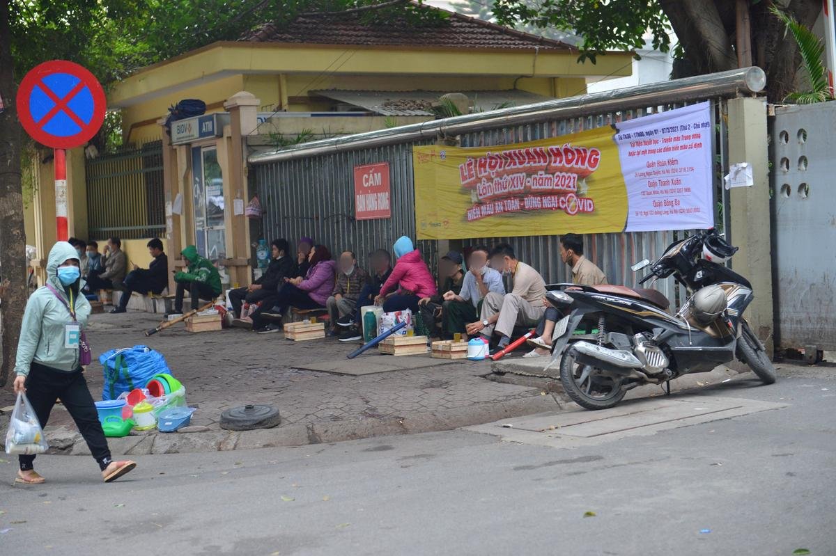 Bất chấp quy định phòng dịch Covid-19, trà đá vỉa hè vẫn mở cửa đông nghẹt khách tụ tập Ảnh 1