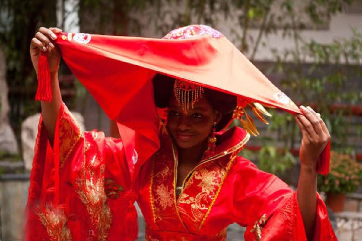 Si mê nàng thơ châu Phi kém 21 tuổi, vị họa sĩ mạnh tay chi 142 tỷ làm đám cưới Ảnh 4