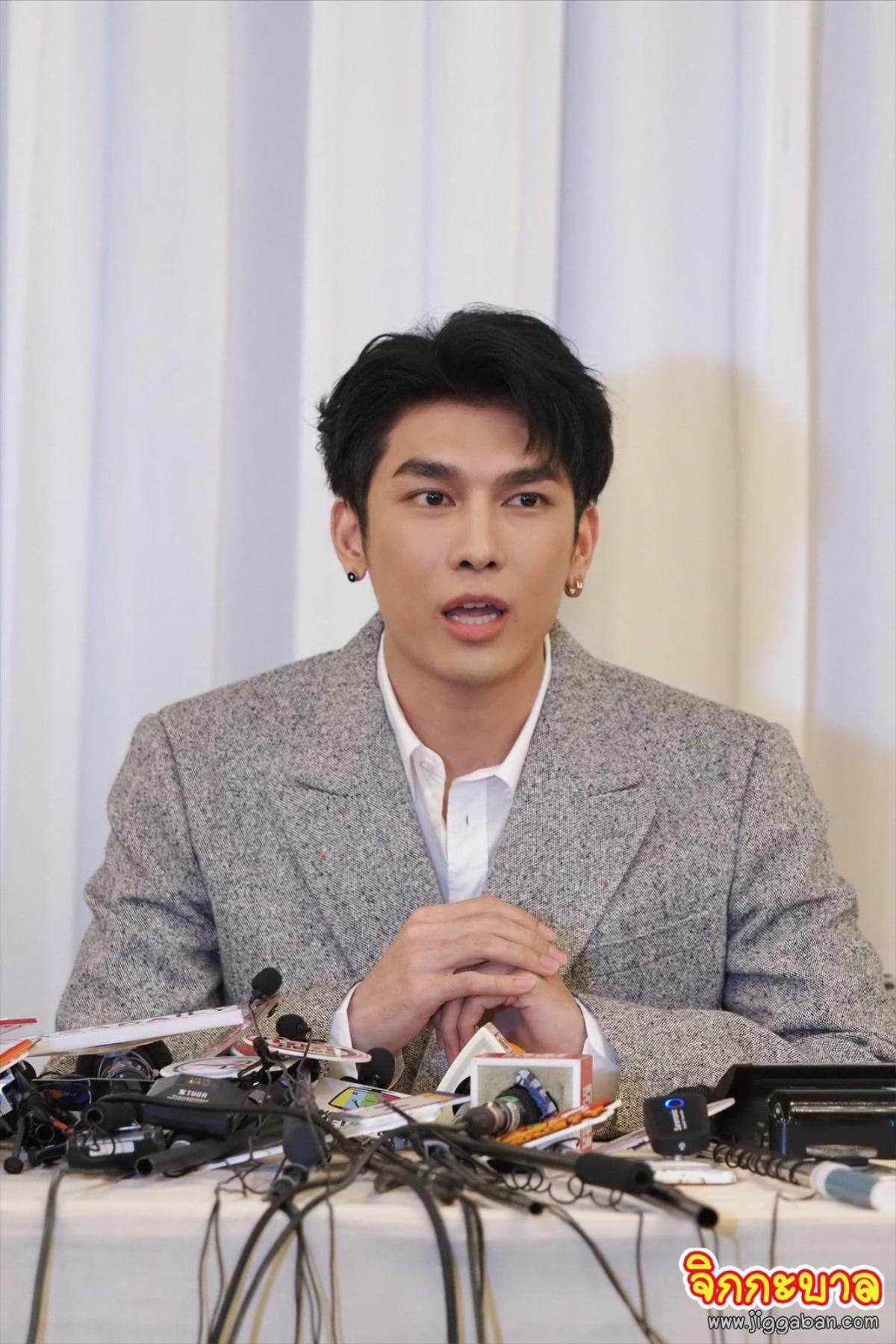 Mew Suppasit tổ chức họp báo để xin lỗi về lùm xùm 'đạo' MV vừa qua Ảnh 5