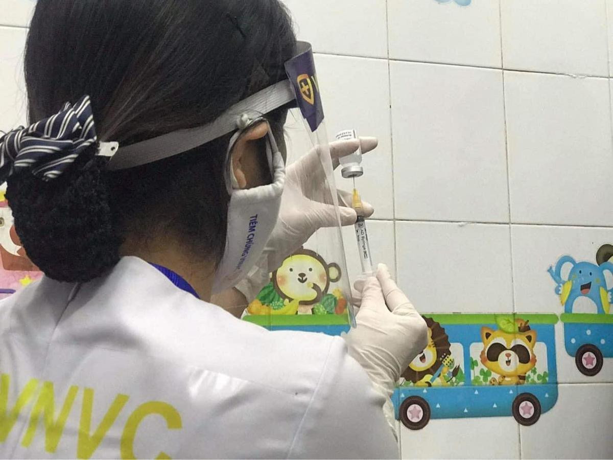 Chùm ảnh: Những mũi tiêm vaccine COVID-19 đầu tiên tại Hà Nội, TP.HCM và Hải Dương Ảnh 10