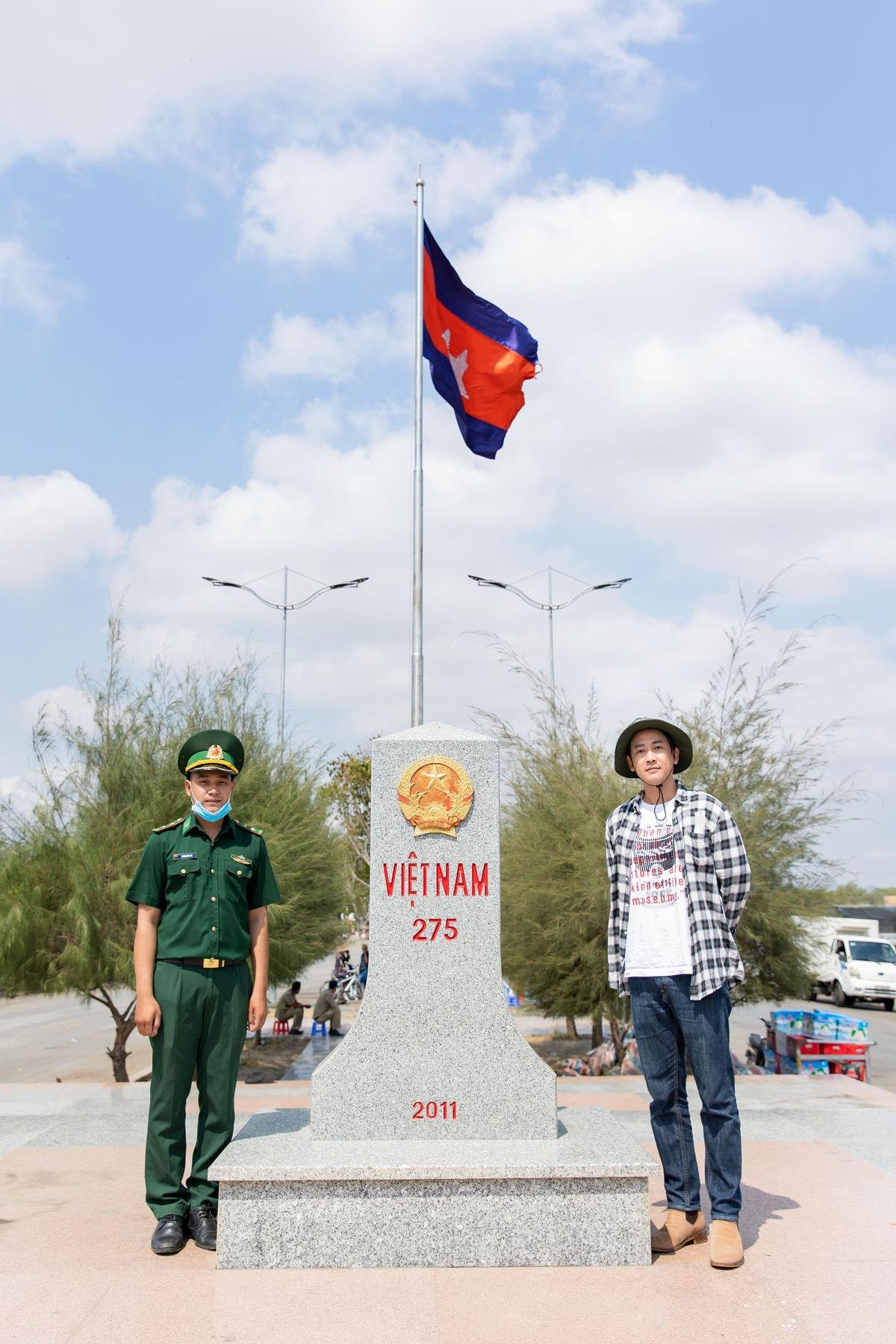 Hứa Vĩ Văn dùng toàn bộ tiền bán tranh làm từ thiện, thăm chốt chống dịch biên giới Ảnh 10