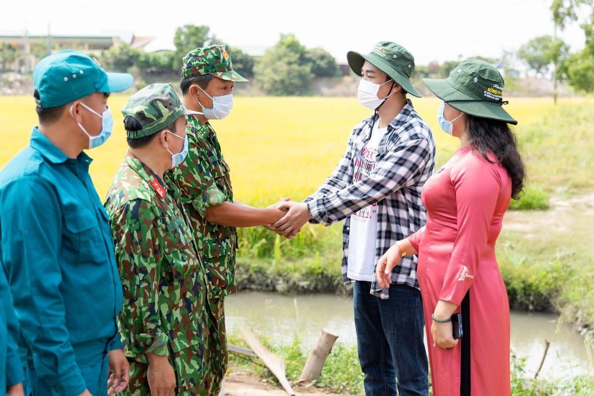 Hứa Vĩ Văn dùng toàn bộ tiền bán tranh làm từ thiện, thăm chốt chống dịch biên giới Ảnh 6