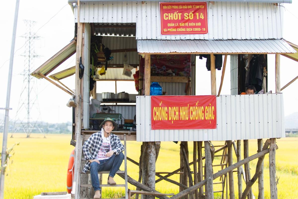 Hứa Vĩ Văn dùng toàn bộ tiền bán tranh làm từ thiện, thăm chốt chống dịch biên giới Ảnh 7