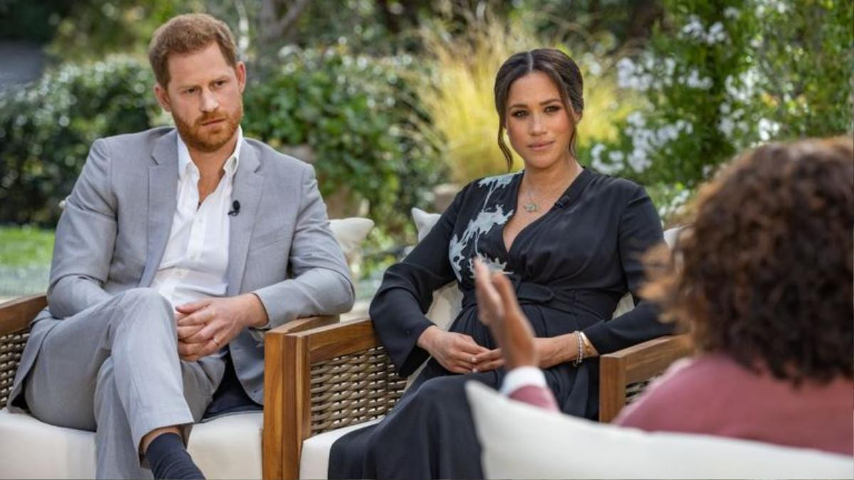 Harry và Meghan thấy buồn vì bị Nữ hoàng 'hắt hủi' trước khi rời hoàng gia Ảnh 2