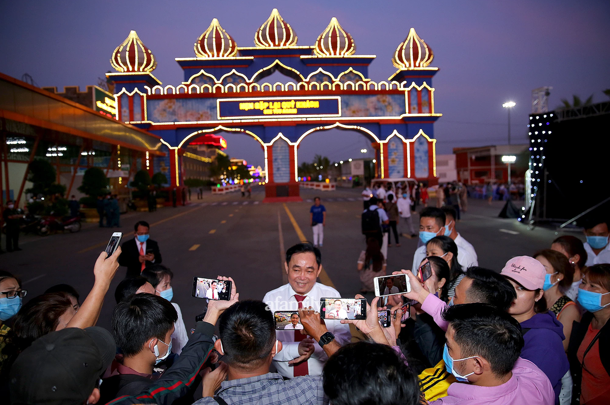 Vợ chồng Dũng "lò vôi" lần đầu xuất hiện trước công chúng sau vụ tố "thần y" lừa đảo Ảnh 1