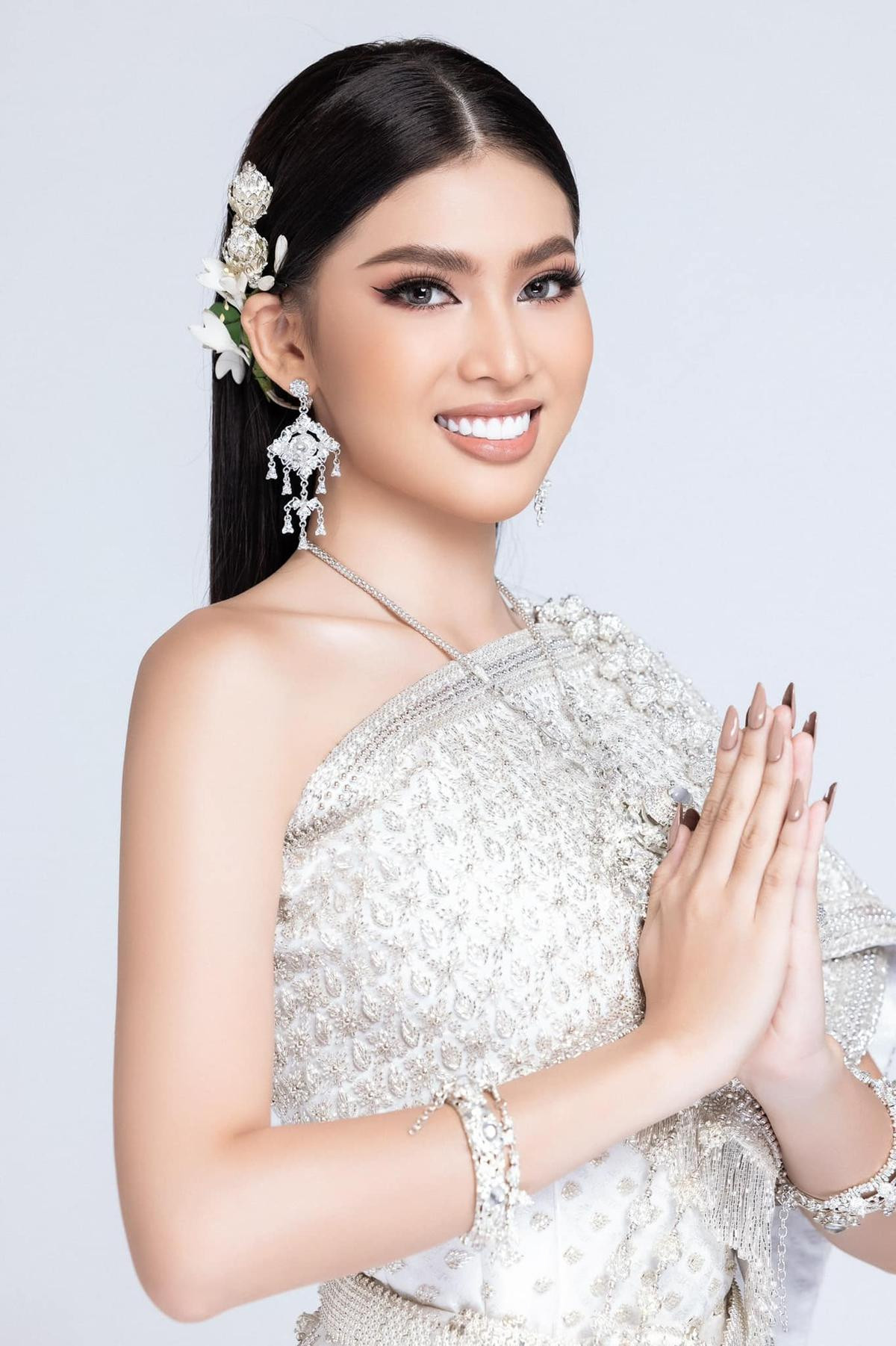 Phần thi mặt mộc Miss Grand: Ngọc Thảo rạng rỡ dù không son phấn, đối thủ Indonesia make-up quá đà Ảnh 1