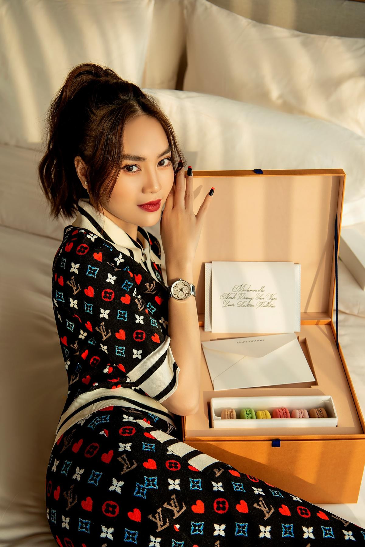 Ninh Dương Lan Ngọc lên đồ sang chảnh, ngồi nhà hóng show online của Louis Vuitton Ảnh 1