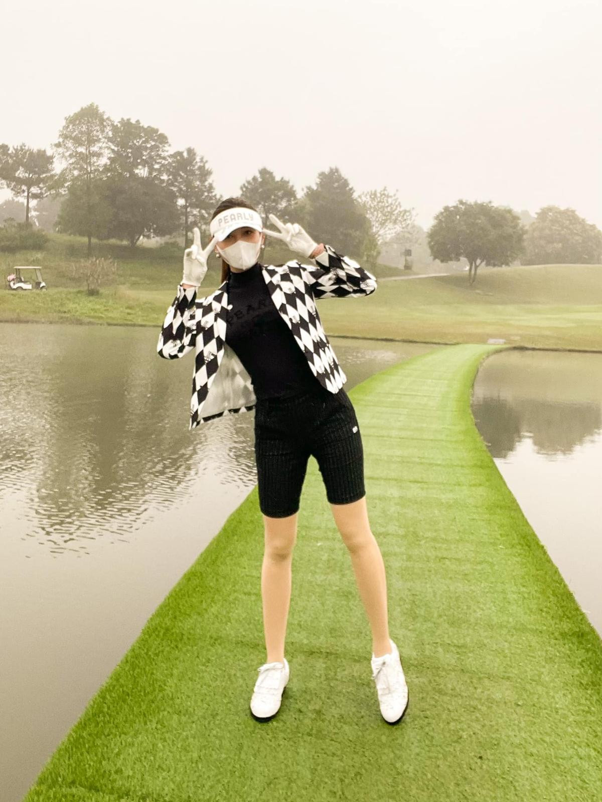 Á hậu Huyền My diện set đồ đánh golf như quý tộc Anh, khoe chân thon cực phẩm Ảnh 10