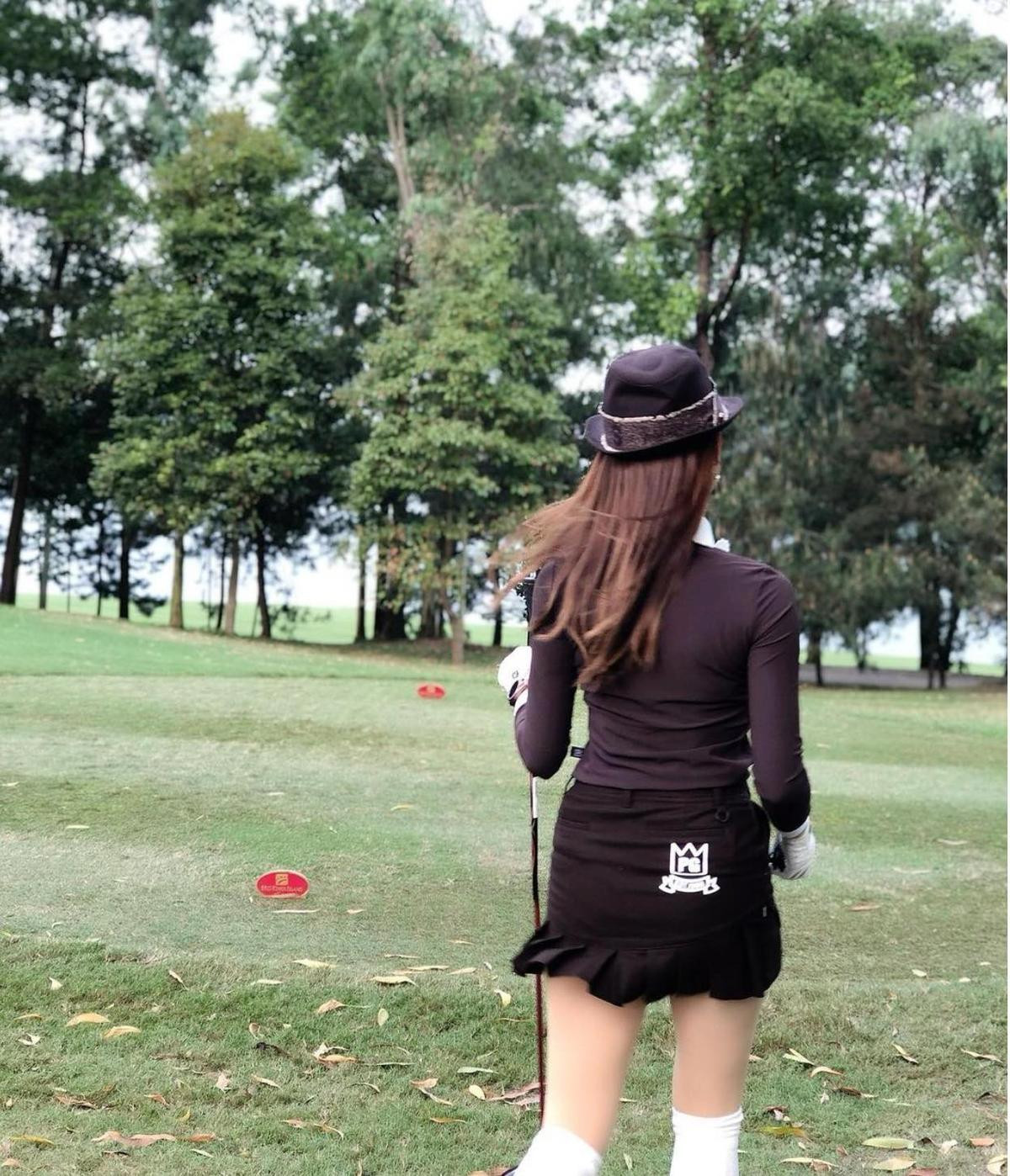 Á hậu Huyền My diện set đồ đánh golf như quý tộc Anh, khoe chân thon cực phẩm Ảnh 6