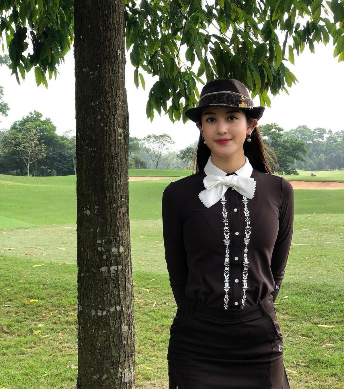 Á hậu Huyền My diện set đồ đánh golf như quý tộc Anh, khoe chân thon cực phẩm Ảnh 2