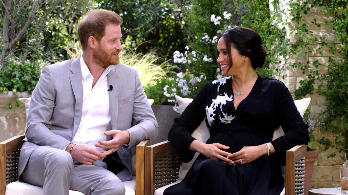 Harry - Meghan bị chế nhạo muốn sống riêng tư nhưng lại dính chặt lấy truyền thông Ảnh 1