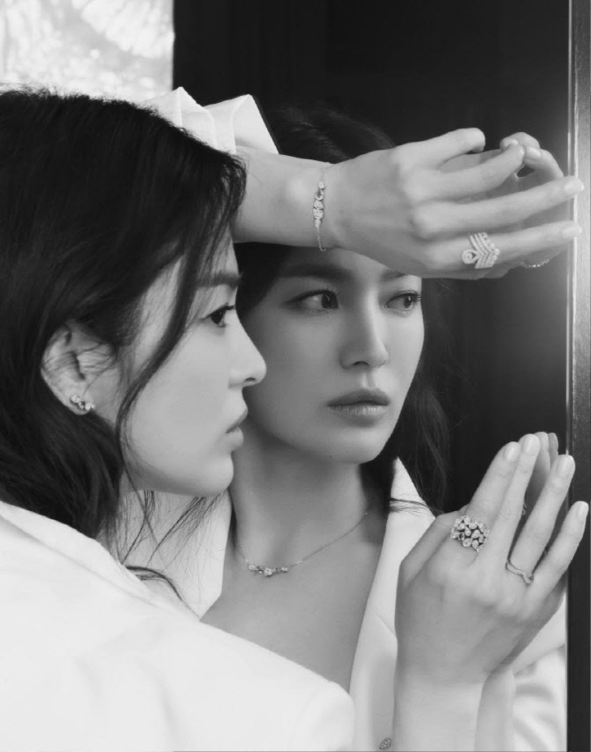 Song Hye Kyo diện váy cưới đẹp hờ hững: Hóa Vương hậu trong tích tắc! Ảnh 1