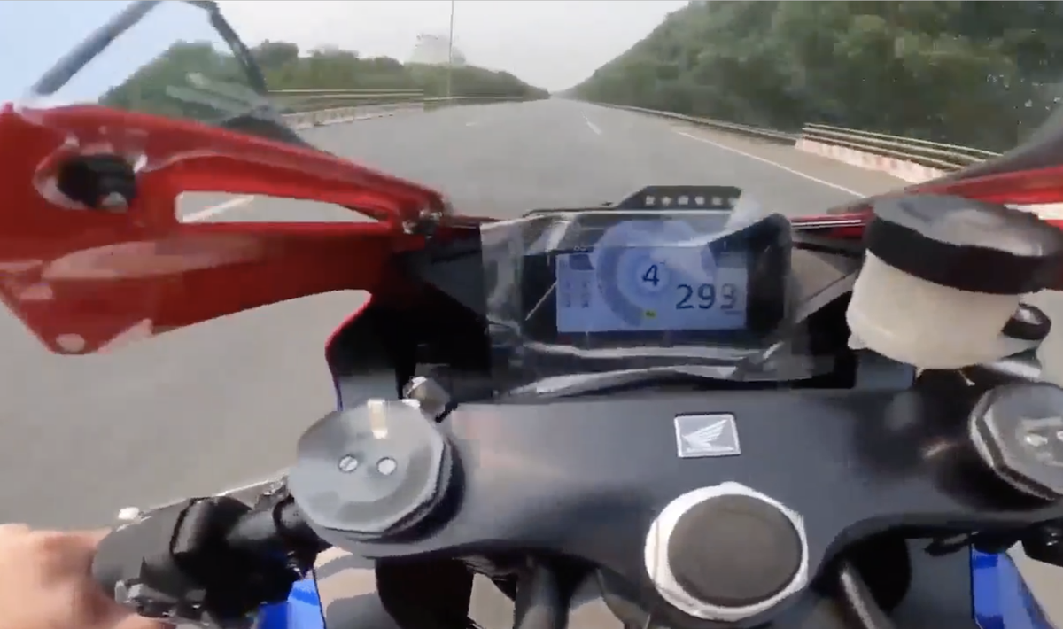 Tài xế Honda CBR phóng gần 300km/h trên đại lộ Thăng Long, đăng cả video lên MXH để khoe chiến tích Ảnh 4