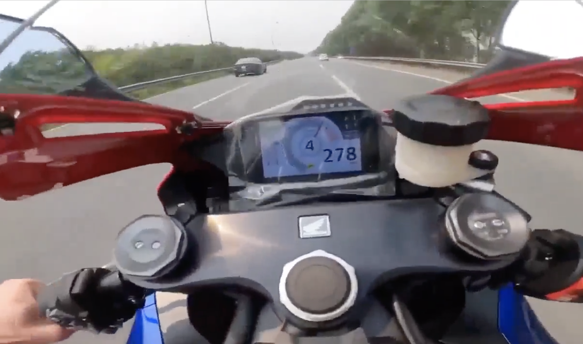 Tài xế Honda CBR phóng gần 300km/h trên đại lộ Thăng Long, đăng cả video lên MXH để khoe chiến tích Ảnh 3