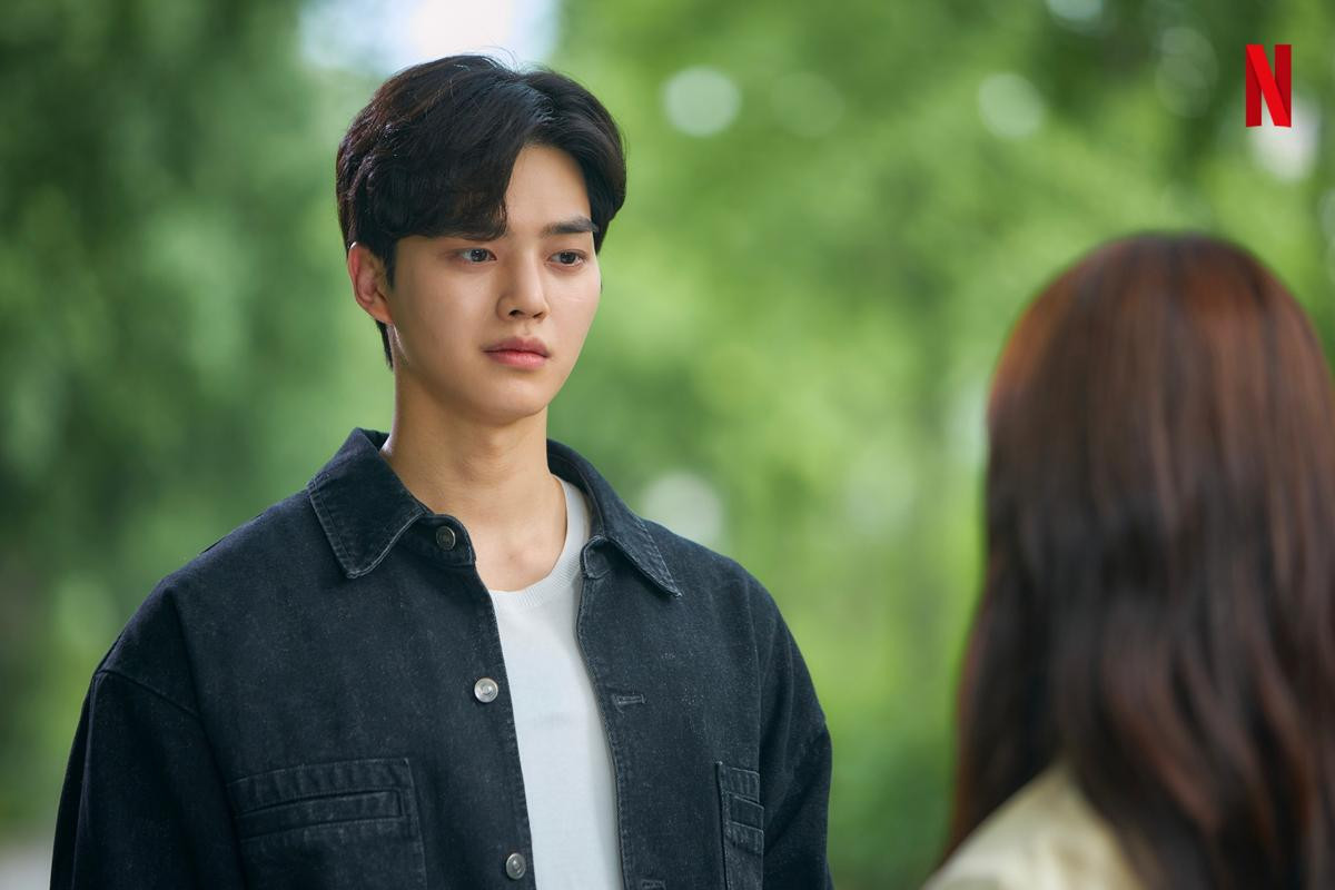 'Love Alarm 2': Kim So Hyun nước mắt lưng tròng - Song Kang thẫn thờ dưới mưa Ảnh 1