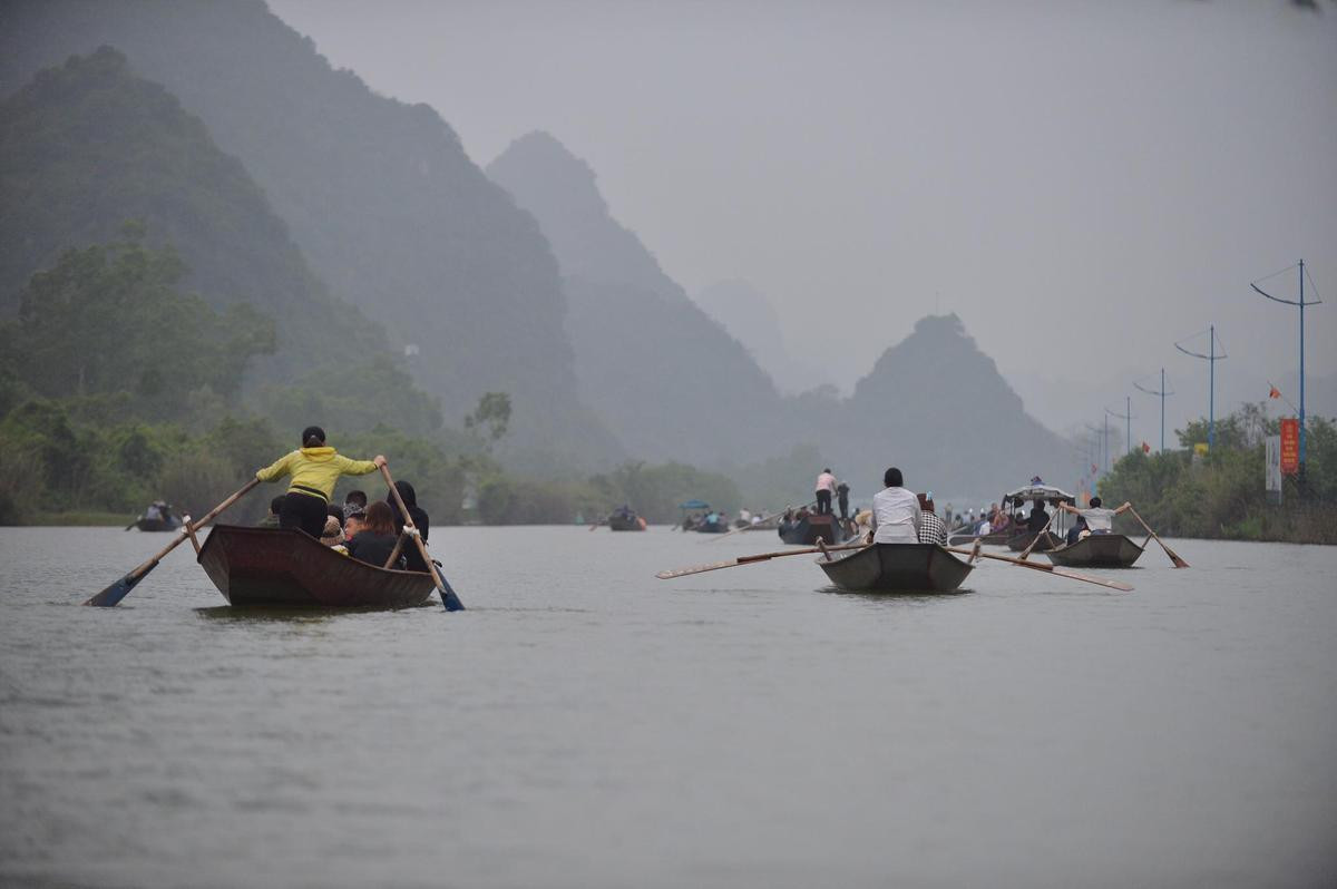 Người dân tấp nập đi lễ chùa Hương đầu năm, nhiều người vẫn không đeo khẩu trang dù được nhắc nhở Ảnh 15