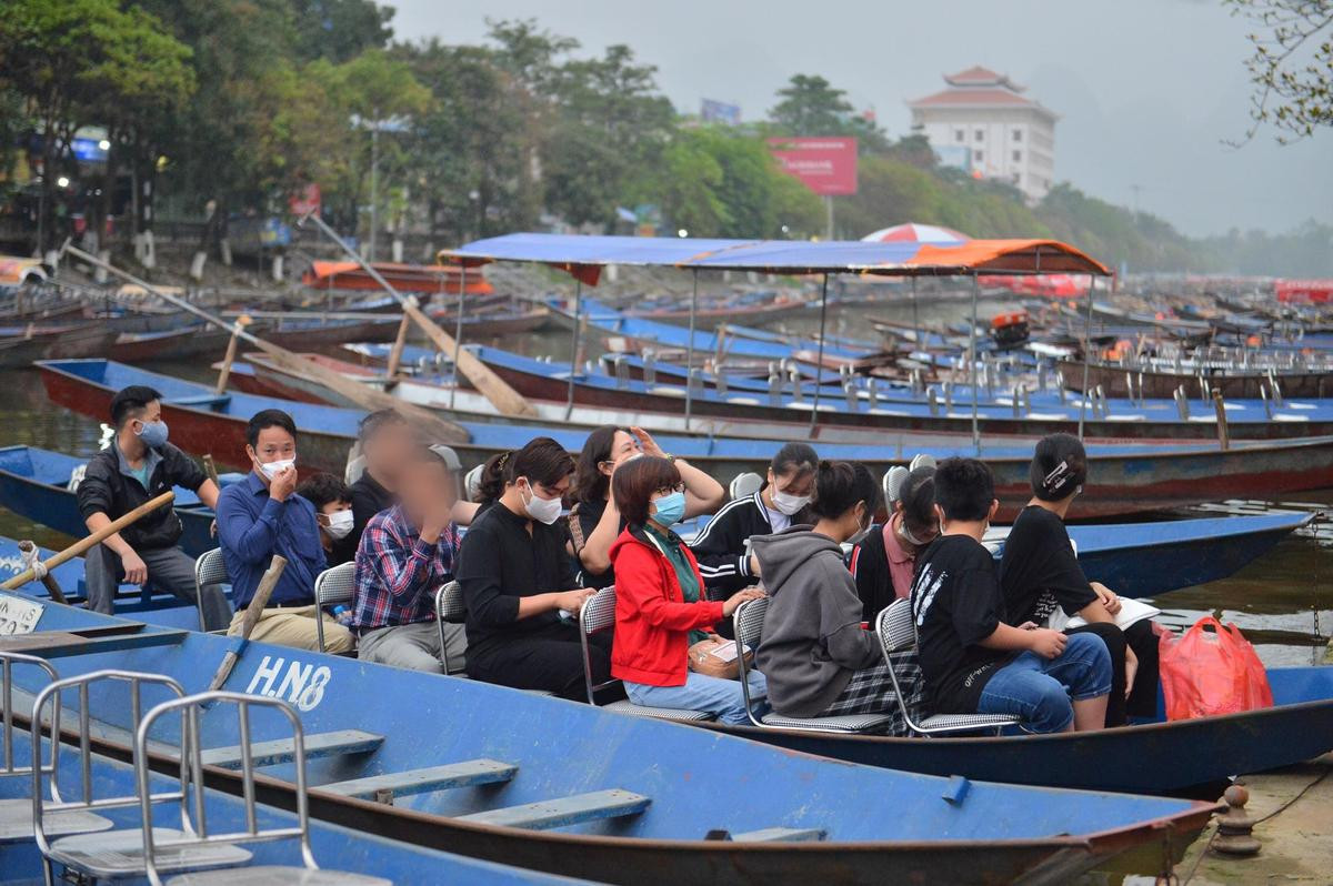 Người dân tấp nập đi lễ chùa Hương đầu năm, nhiều người vẫn không đeo khẩu trang dù được nhắc nhở Ảnh 11