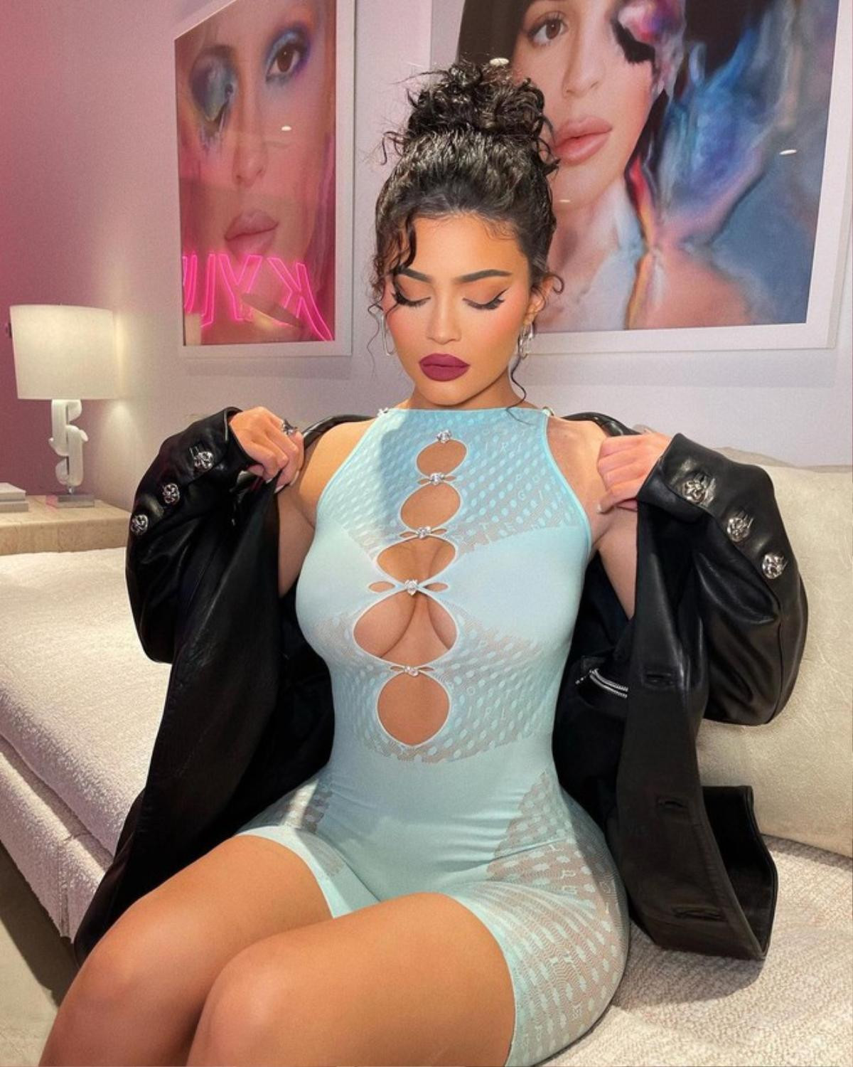 Kylie Jenner lại khiến dân tình đau mắt với bodysuit xuyên thấu khoét ngực táo bạo Ảnh 2