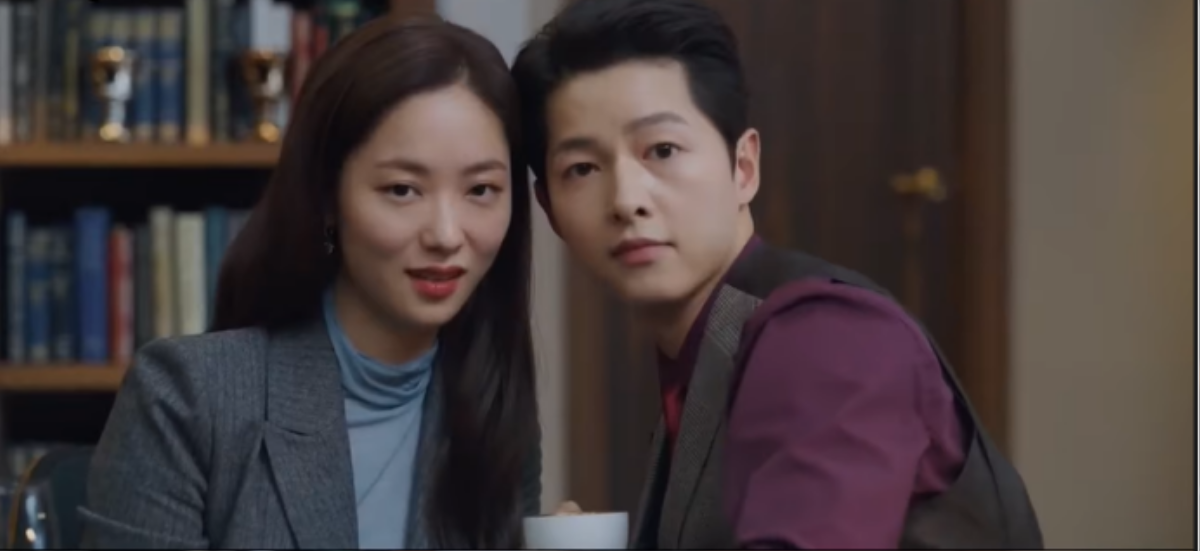 'Vincenzo' tập 8: Song Jong Ki mải mê hẹn hò với trai lạ, Jeon Yeo Bin được dịp ghen nổ mắt Ảnh 5