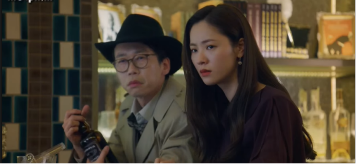 'Vincenzo' tập 8: Song Jong Ki mải mê hẹn hò với trai lạ, Jeon Yeo Bin được dịp ghen nổ mắt Ảnh 21