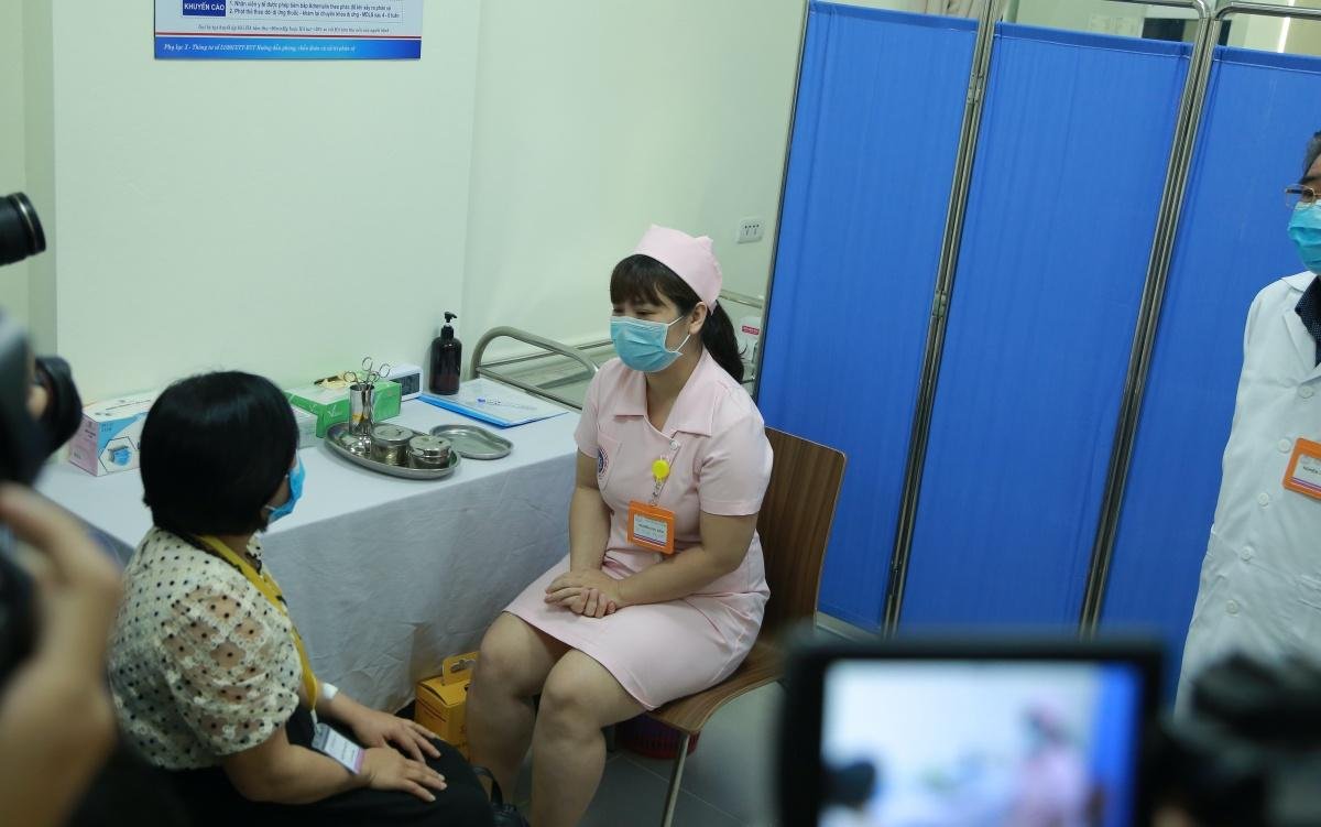 Ngày đầu thử nghiệm vaccine Covid-19 “made in Vietnam”, cả gia đình hào hứng rủ nhau đăng ký tiêm Ảnh 4