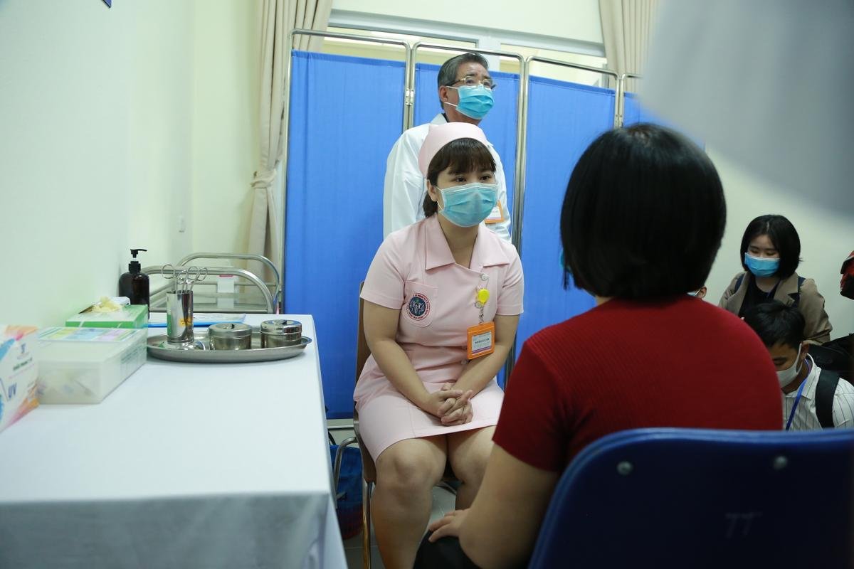 Ngày đầu thử nghiệm vaccine Covid-19 “made in Vietnam”, cả gia đình hào hứng rủ nhau đăng ký tiêm Ảnh 2