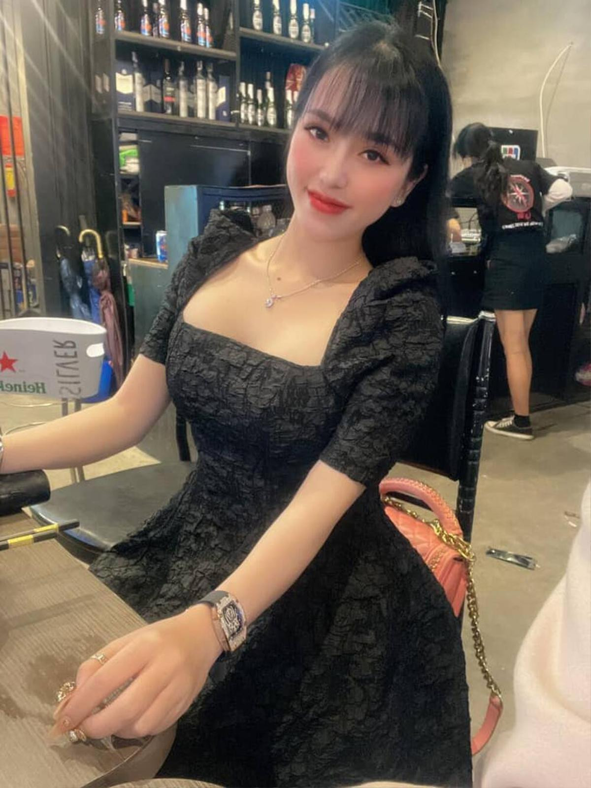 Hotgirl 22 tuổi cầm đầu đường dây buôn ma tuý ở Đà Nẵng: Vỏ bọc nhân viên spa với cuộc sống sang chảnh Ảnh 2