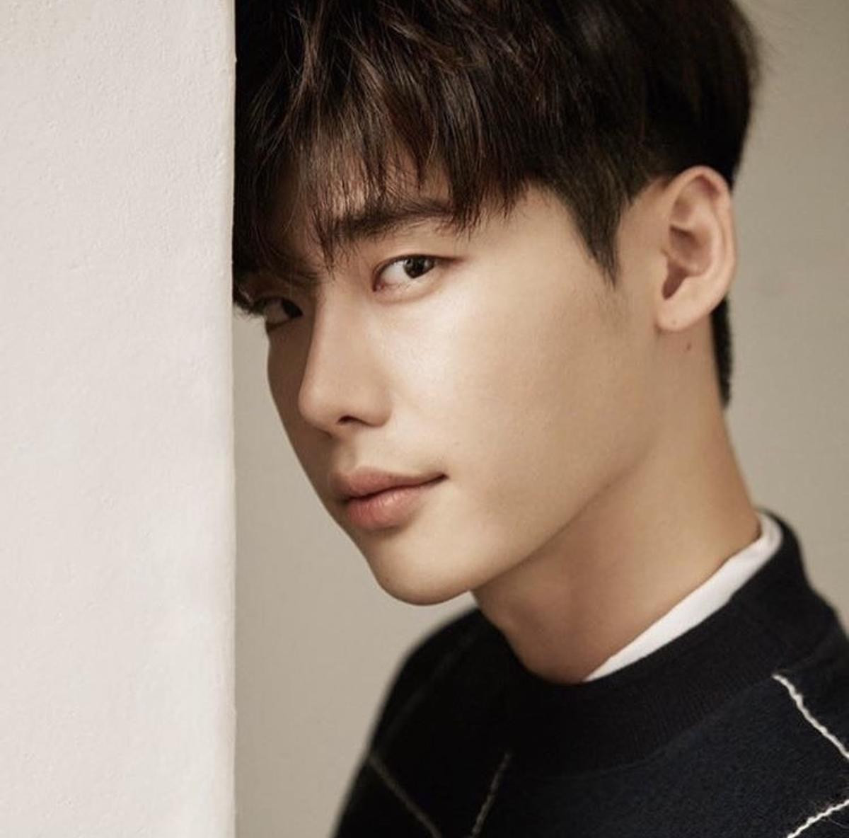 Lee Jong Suk 'comeback' với mái tóc suôn dài giống hệt Lynk Lee Ảnh 5