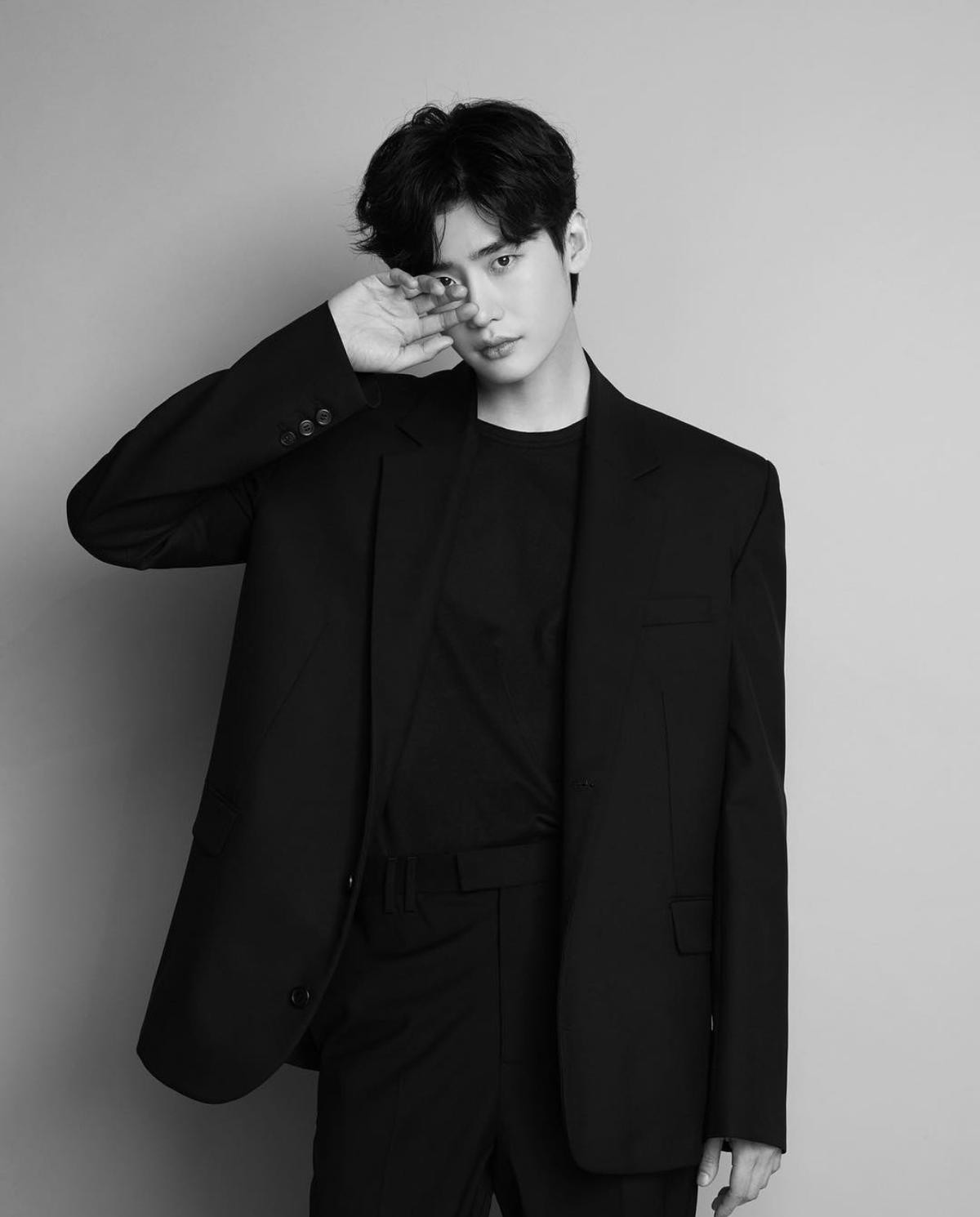 Lee Jong Suk 'comeback' với mái tóc suôn dài giống hệt Lynk Lee Ảnh 4