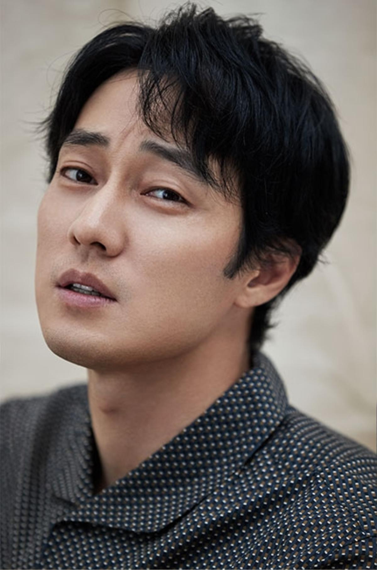 So Ji Sub sẽ không còn xuất hiện trong loạt phim sắp tới của Netflix 'Gia Đình Mẫu Mực' Ảnh 1