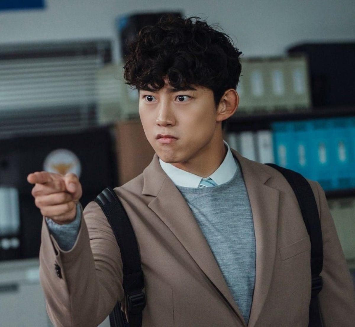 Ok Taecyeon tiết lộ lý do đằng sau mái tóc xoăn của Jang Joon Woo trong Vincenzo Ảnh 2