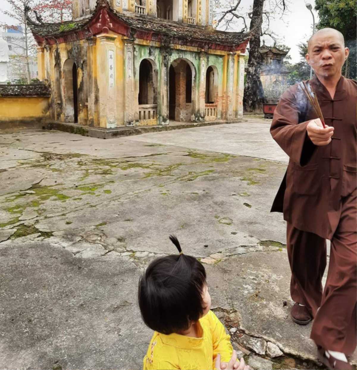 Khó chịu với người mặc áo dài đi lễ chùa, sư trụ trì cầm nắm nhang đang cháy để xua đuổi Ảnh 1