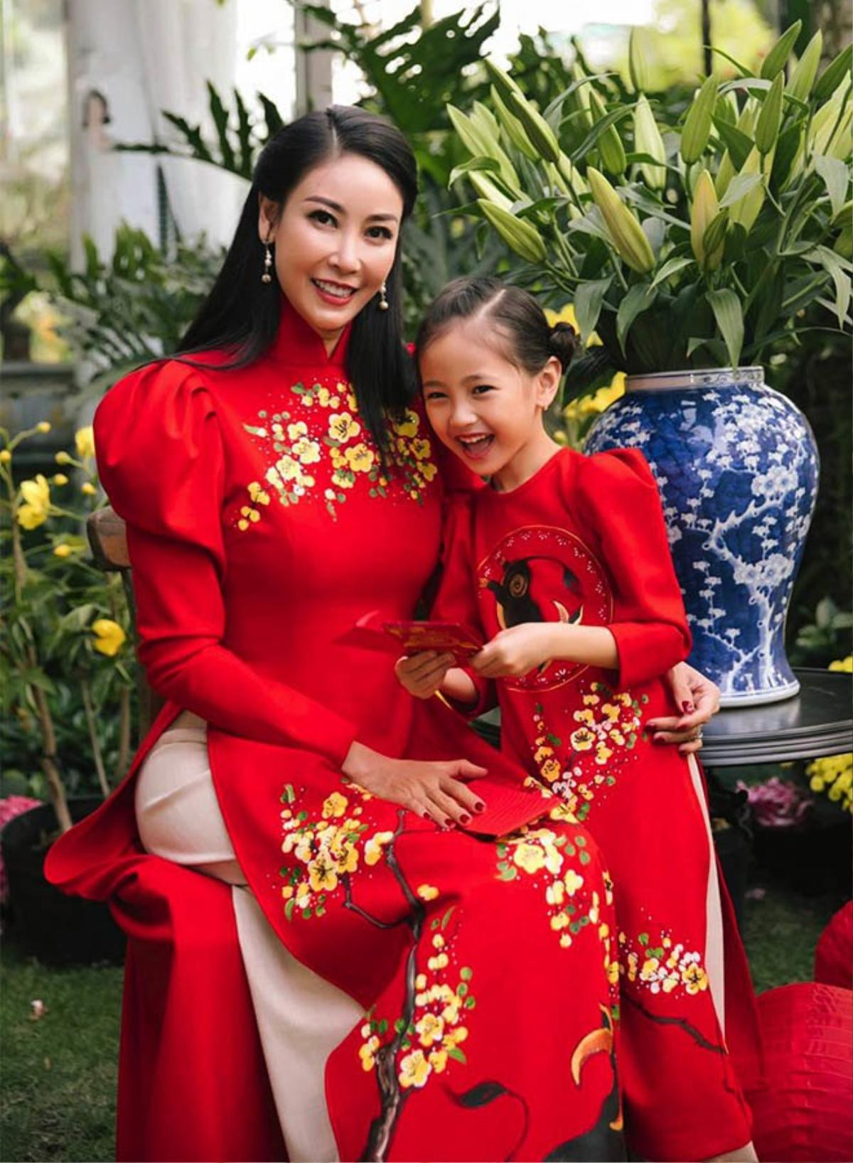 Phạm Quỳnh Anh, mẹ con rich kid Tiên Nguyễn diện váy hoa ngọt ngào - xứng đáng họa tiết 'đỉnh của chóp' Ảnh 2