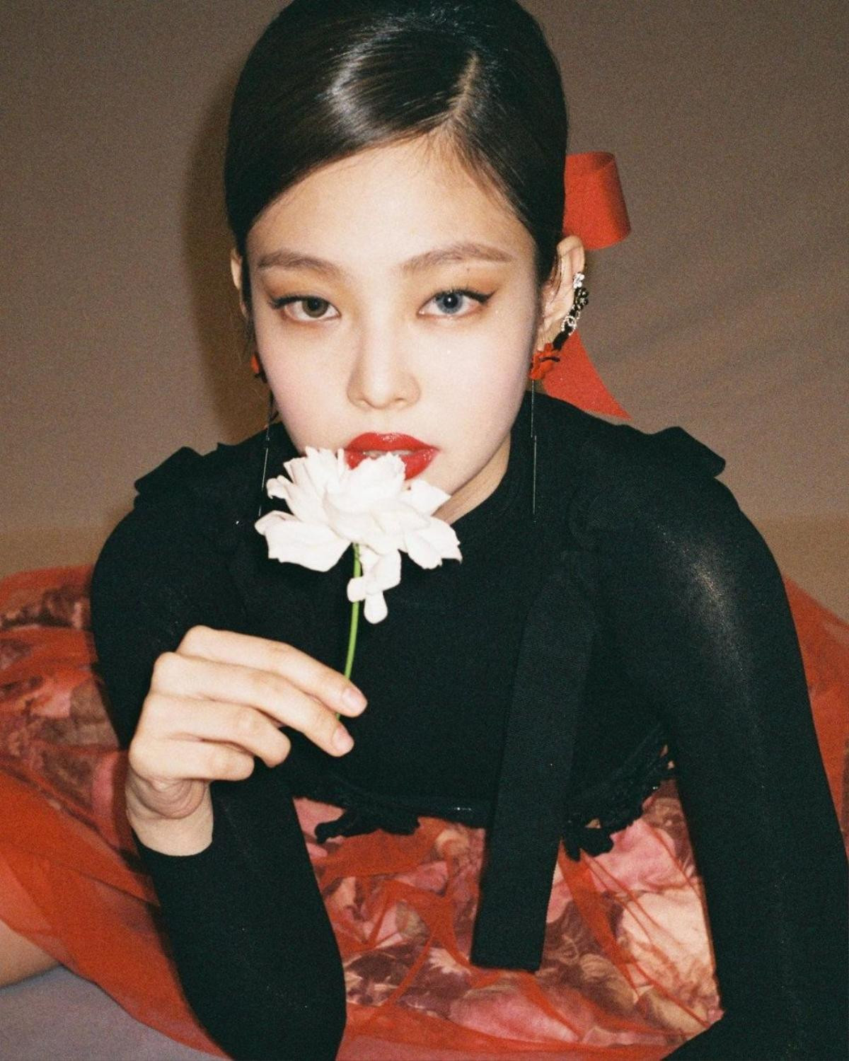 Jennie (BlackPink) 'chơi bạo' dùng hai màu lens khác nhau: 'Chất chơi người dơi' là đây Ảnh 3