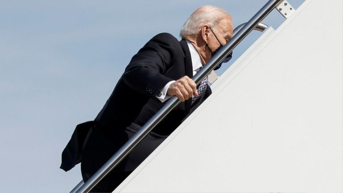 Video ông Joe Biden vấp ngã ba lần khi bước lên cầu thang Ảnh 1