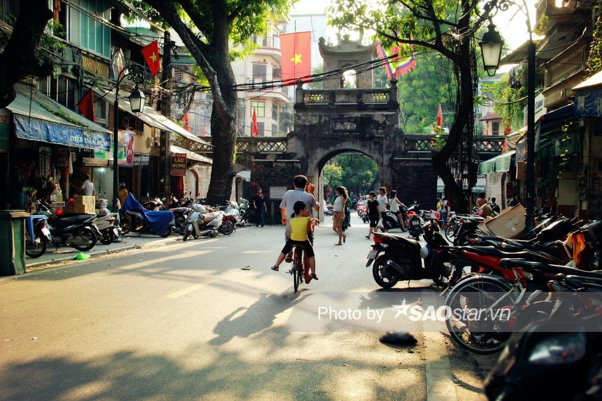 Người đàn ông hàng chục năm lặng lẽ canh giữ cửa ô cuối ở Hà Nội: 'Với tôi nơi đây như mái nhà của mình' Ảnh 1