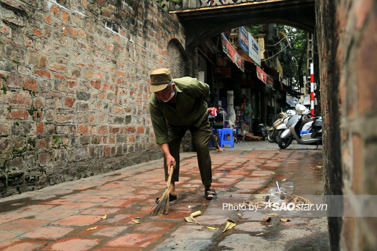 Người đàn ông hàng chục năm lặng lẽ canh giữ cửa ô cuối ở Hà Nội: 'Với tôi nơi đây như mái nhà của mình' Ảnh 7