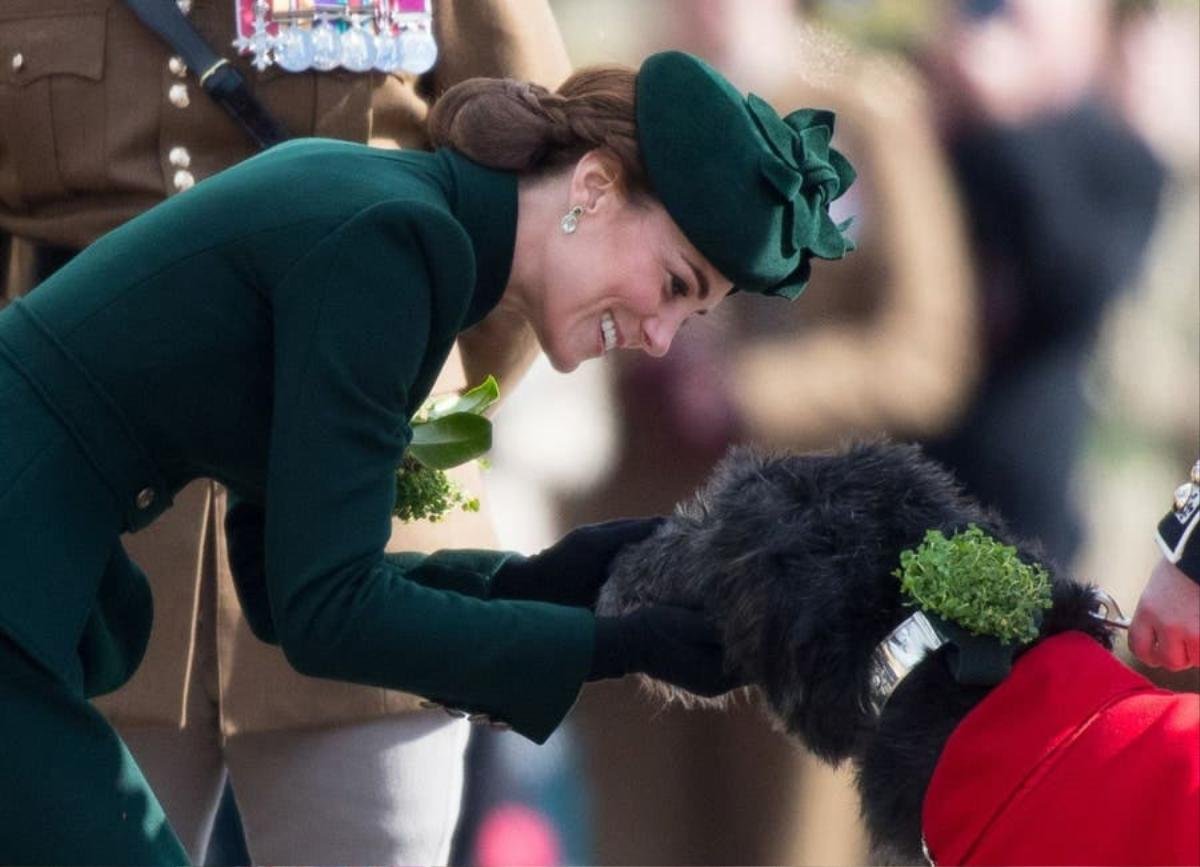 Bí ẩn tủ đồ Hoàng gia: Tại sao Kate Middleton thích mặc màu xanh lá cây? Ảnh 8