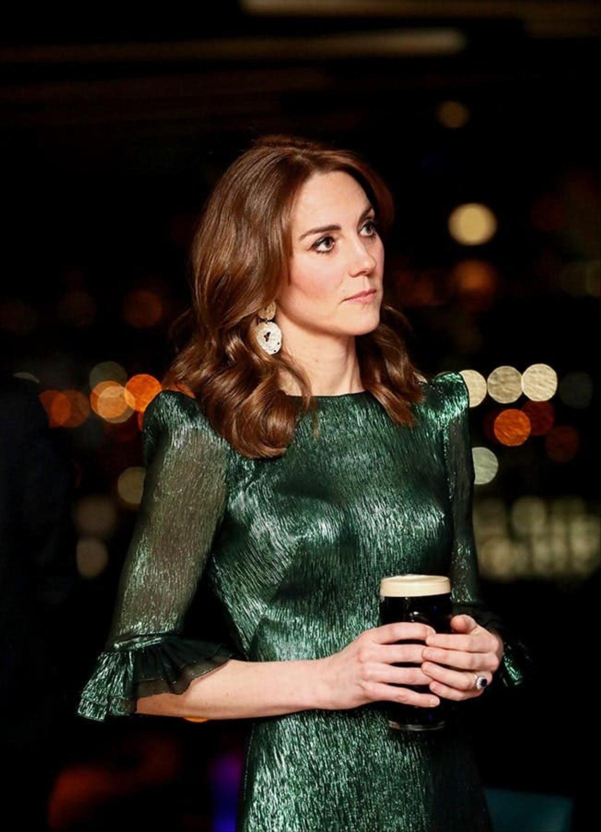 Bí ẩn tủ đồ Hoàng gia: Tại sao Kate Middleton thích mặc màu xanh lá cây? Ảnh 11